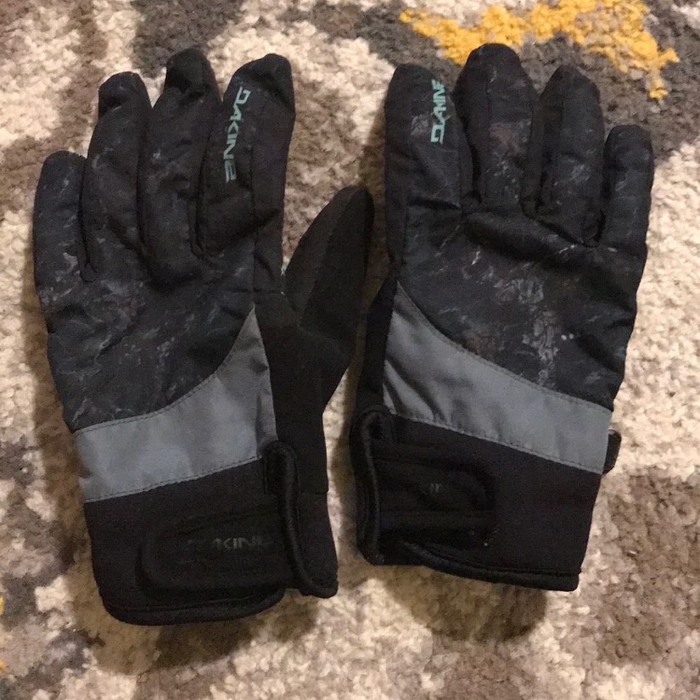 Dakine gloves.